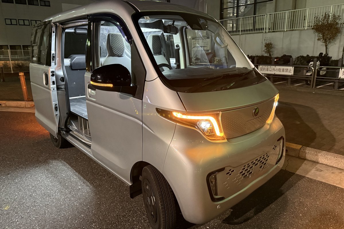 荷室を開けた軽商用EV